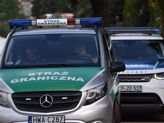 Agresywny Ukrainiec zaczepiał przechodniów, później demolował karetkę. Strażnicy odesłali go do domu