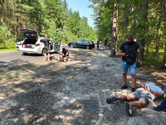 Akcja kryminalnych i zatrzymanie włamywaczy. Właśnie wracali z kolejnej roboty