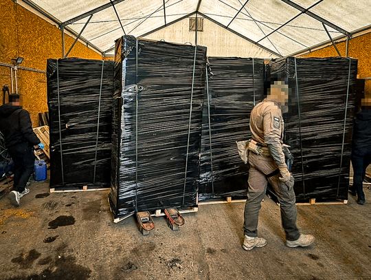 Akcja kryminalnych od pseudokibiców i skarbówki. Wielki nalot na wytwórnię papierosów bez akcyzy