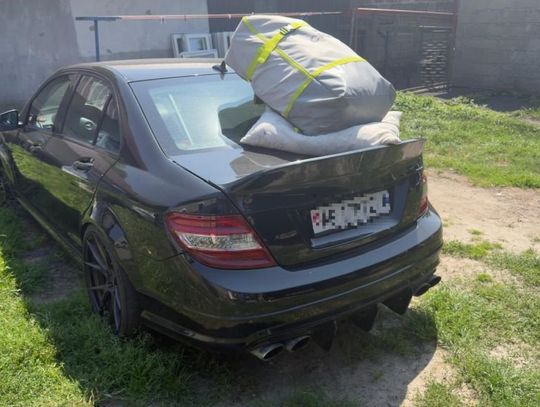 Akcja kryminalnych. Zabezpieczyli narkotyki, broń i odzyskali skradzionego Mercedesa