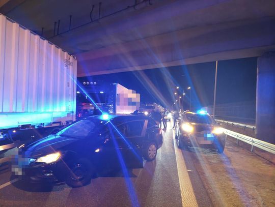 Akcja policji na autostradzie. 20-latek po kradzieży Toyoty w Niemczech jechał nią pijany do Polski