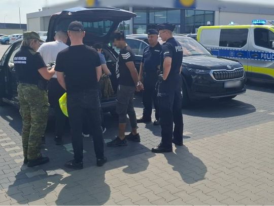 Akcja policji na drodze ekspresowej. Białorusinka przewoziła nielegalnych imigrantów z Afganistanu