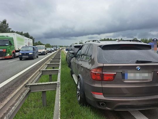 Akcja straży granicznej i policji na autostradzie A4. 28 nielegalnych migrantów upchniętych w dwóch autach, ich celem podróży były Niemcy