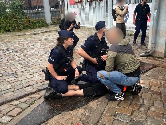 Aktywiści Ostatniego Pokolenia zaatakowali gaśnicami bramę Stoczni Gdańskiej. Zdecydowana reakcja policji