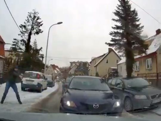 Ale akcja w Gdańsku! Policjanci 20 razy strzelili mu w auto, a on i tak im uciekł. WIDEO