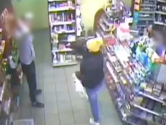 Ale kozak! 27-latek obezwładnił kobietę, która z bronią w ręku napadła na sklep [WIDEO]