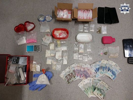 Alfa-PVP i mefedron w domu. "Hurtowniczka" i jej poszukiwany mąż w rękach policji