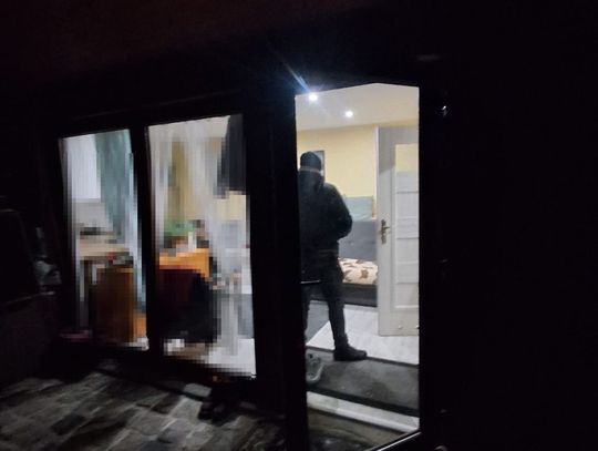 Alimenciarz zerwał kontakty z bliskimi i zamieszkał w domku letniskowym. Dopadli go, gdy spał