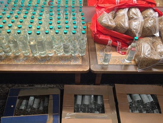 Alkohol z płynu do dezynfekcji rąk. U 63-latka znaleziono ponad 100 butelek i 30 kilogramów tytoniu
