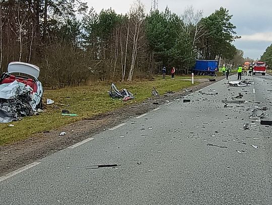 Alfa romeo zderzyła się czołowo z ciężarową scanią. Kierowca zabrany do szpitala śmigłowcem LPR