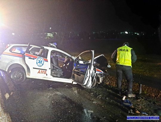 Ambulans czołowo zderzył się z ciężarówką. Nie żyje kierowca karetki