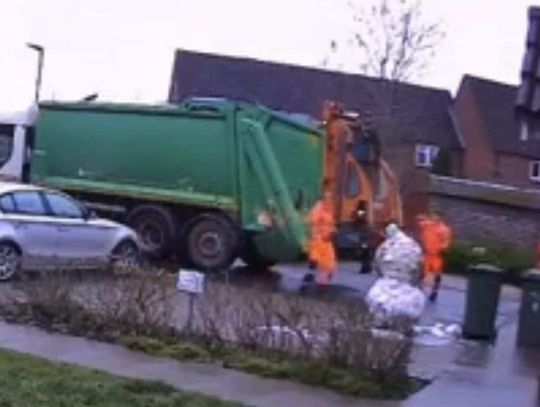 ANGLIA: Pracownik śmieciarki wyrzucony z pracy za kopnięcie bałwana [WIDEO]