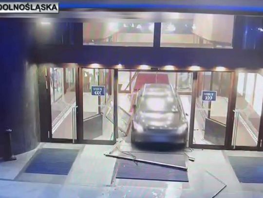 Anglik wjechał samochodem do hotelu, a potem uciekał policji. Mógł być pod wpływem środków psychotropowych