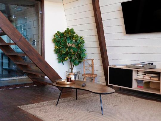 Antresola w mieszkaniu — jak dobrać schody, żeby nie zdominowały wnętrza?