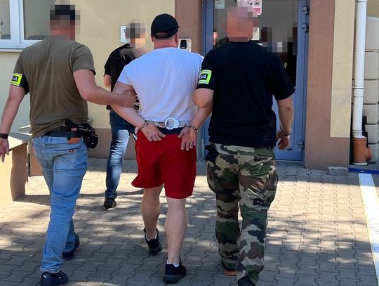 Antyterroryści przyszli do niego bladym świtem. Poszukiwany 41-latek zatrzymany z bronią i amunicją