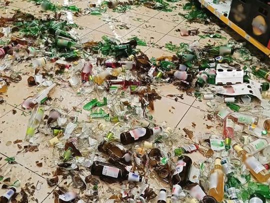 Atak furii w sklepie. Mężczyzna zrzucał alkohol z półek, narobił strat na 3 tysiące złotych