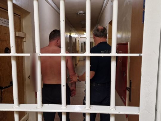 Atak furii w sklepie. Nie miał pieniędzy na alkohol, w przypływie złości zniszczył szklane drzwi Atak furii w sklepie. Nie miał pieniędzy na alkohol, w przypływie złości zniszczył szklane drzwi