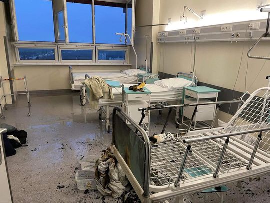 Atak furii w szpitalu. Krewki 87-latek rzucał taboretami w pielęgniarki i podpalił materac