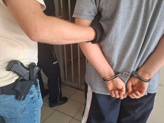 Atakował łopatą sąsiadów i dewastował miejsca kultu. 37-latek w rękach policji
