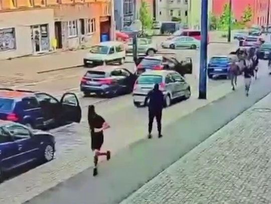 Atakowali ludzi na ulicy. Policja zatrzymała kiboli, prokuratura postawiła zarzuty, a sąd ich puścił