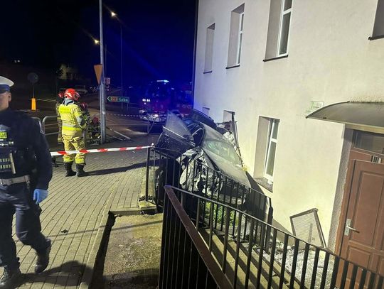 Audi A6 przebiło balustradę i uderzyło w budynek. 19-letnia pasażerka została ranna