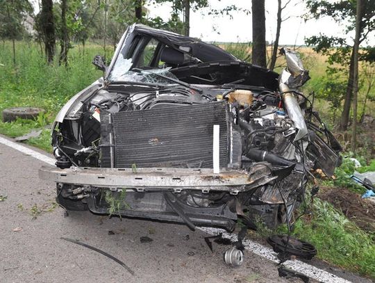 Audi dachowało i uderzyło w drzewo. W wypadku zginęła młoda kobieta