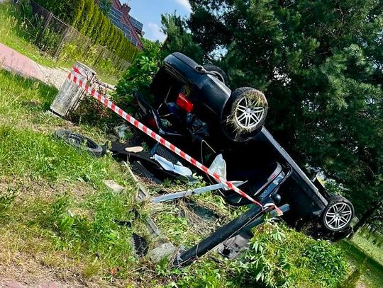 Audi dachowało niszcząc ogrodzenie. 18-letni kierowca miał prawko od dwóch miesięcy