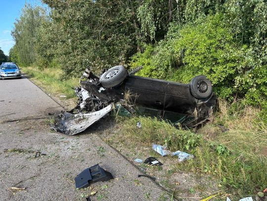 Audi dachowało w rowie po nieudanym wyprzedzaniu. 20-latek w szpitalu, był po alkoholu