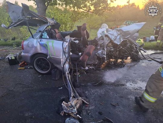 Audi kompletnie rozbite po uderzeniu w drzewo. Zginęło dwóch mężczyzn, 20-letnia kobieta jest ranna