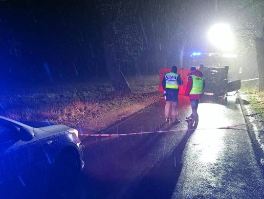 Audi najechało na pień i dachowało. 37-letni kierowca zginął na miejscu