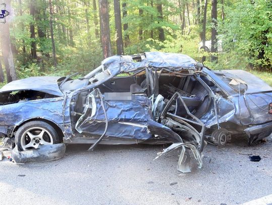 Audi odbiło się od drzewa i wpadło z powrotem na drogę. 20-latek prawdopodobnie zasnął za kierownicą.