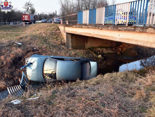 Audi przebiło bariery i spadło z mostu do rzeki. Kierowca miał 2 promile, pasażer wydmuchał 3 Audi przebiło bariery i spadło z mostu do rzeki. Kierowca miał 2 promile, pasażer wydmuchał 3