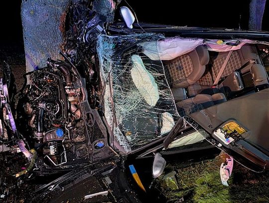 Audi przejechało 150 metrów w rowie, po czym rozbiło się na drzewie. Kierowca był uwięziony w aucie