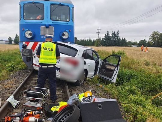 Audi Q5 wjechało pod pociąg towarowy. Kierowca zginął na miejscu