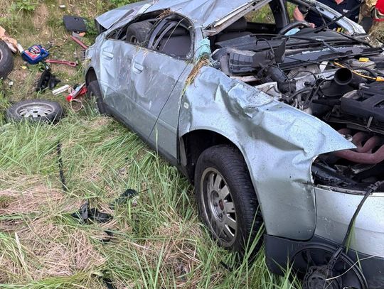 Audi spadło z wysokiej skarpy i wielokrotnie dachowało. Kierowca zabrany do szpitala [ZDJĘCIA]