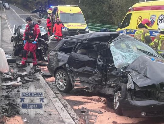 Audi uderzyło w barierę, a następnie zjechało na czołówkę z innym autem. Kierowca był reanimowany