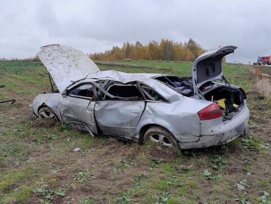 Audi uderzyło w betonowy przepust i dachowało. Nie żyje 36-letni kierowca