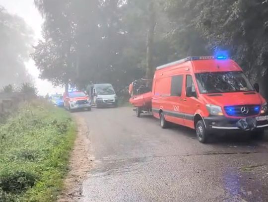 Audi uderzyło w drzewo, a następnie wpadło do wody. Kierująca zginęła na miejscu