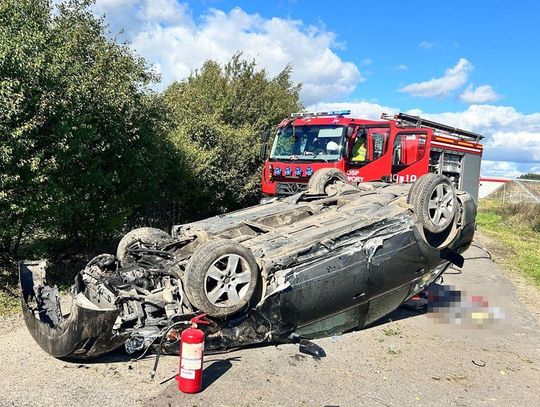 Audi uderzyło w krawężnik i przepust, a potem wylądowało na dachu. W środku matka z dwójką dzieci