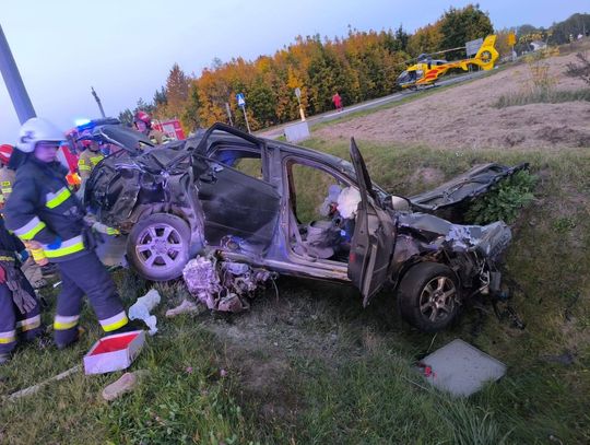 Audi w rowie, ciężarówka uderzyła w drzewo. Trzy osoby poszkodowane w groźnie wyglądającym wypadku