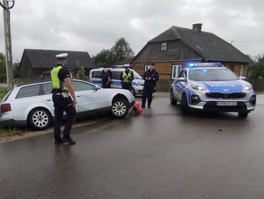 Audi w rowie, obok dwóch pijanych mężczyzn. Żaden nie przyznał się do jazdy, wylądowali na dołku