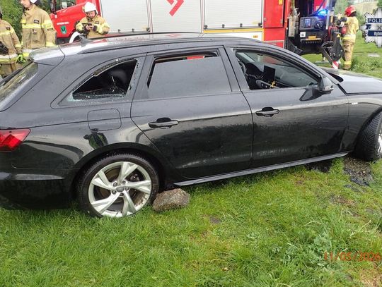 Audi wpadło do stawu. Kierowca musiał wybić szybę, by uwolnić się ze śmiertelnej pułapki [FOTO]
