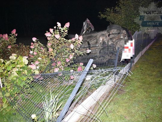 Audi wyleciało z drogi i roztrzaskało ogrodzenie posesji. 19-letni kierowca zginął na miejscu