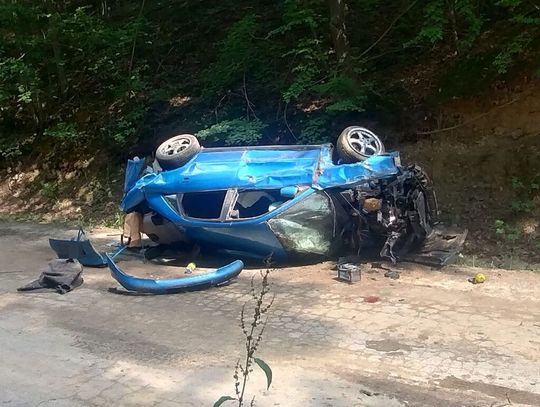 Audi wypadło z drogi i dachowało. Kierowca trafił do szpitala w ciężkim stanie