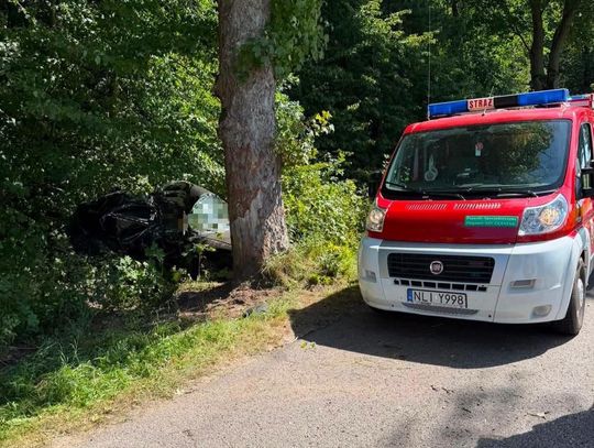 Audi wypadło z drogi i uderzyło w drzewo. 48-letni kierowca zginął na miejscu