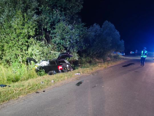 Audi wypadło z drogi i uderzyło w drzewo. Zginęły trzy osoby, czwarta trafiła do szpitala