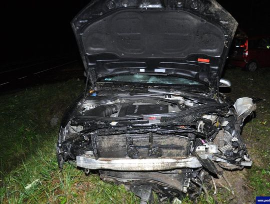 Audi wypadło z drogi. Młody kierowca trafił do szpitala z podejrzeniem złamania kręgosłupa