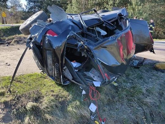 Audi wypadło z drogi, uderzyło w skarpę i wybiło się w górę. Kierowca zginął mimo reanimacji