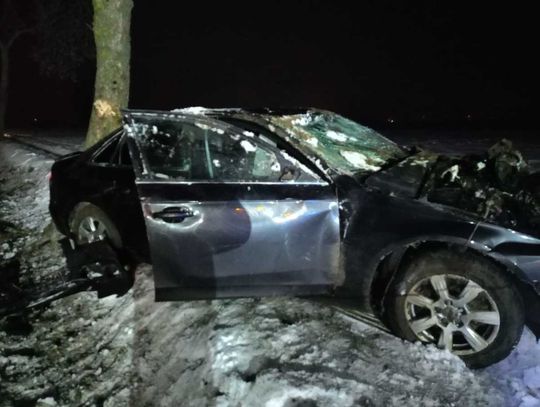 Audi z pięcioma młodymi mężczyznami dachowało na polu. 19-letni kierowca jechał pijany