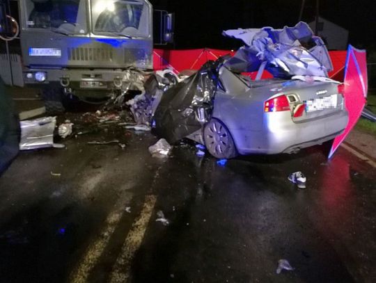 Audi z pięcioma pasażerami zderzyło się z ciężarówką. Dwie osoby nie żyją, cztery są ranne